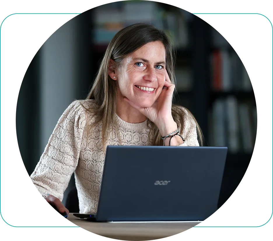 Céline avec ordinateur dans un cercle dans un carré filaire turquoise