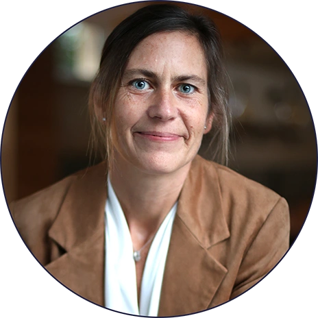 Portrait de céline veste marron dans un cercle
